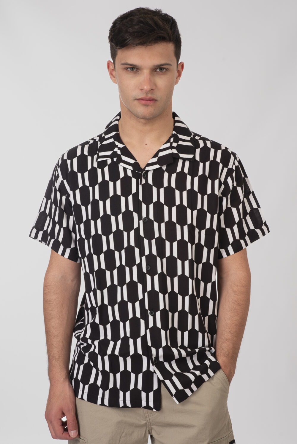 Shirts Byron with Short Sleeves and Graphic Pattern - Black - Rebase